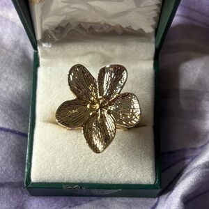 Elegant Gold Flower Ring